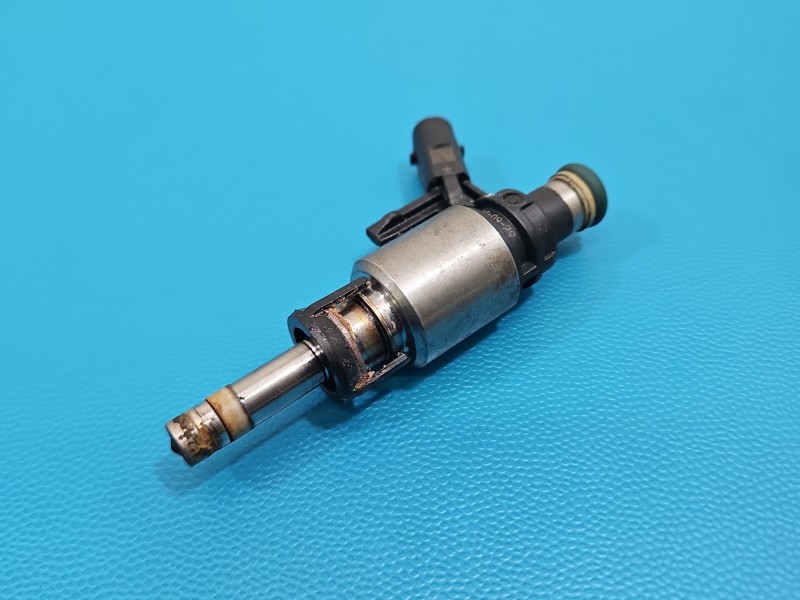 Wtryskiwacz Audi A4 B9 0261500244, 06L906036K 2.0 TFSI