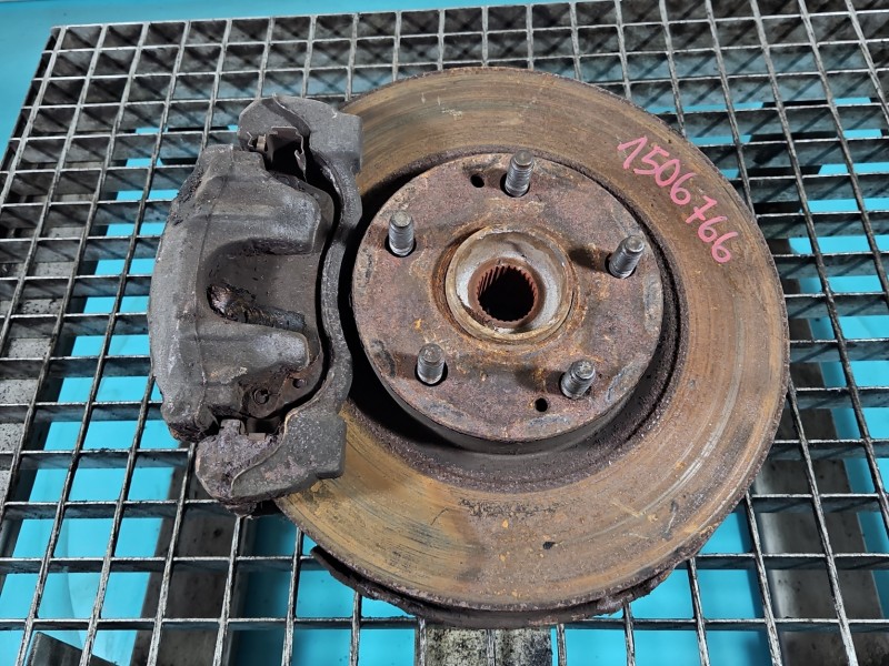 Zwrotnica lewa piasta przód 2.2 D-CAT Toyota Avensis II T25