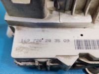 Zamek przód prawy 1697202835 Mercedes W245 EUROPA 4pin. Uszkodzone zaczepy trzymające wtyczke