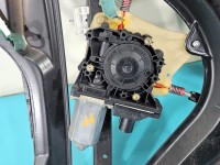 Podnośnik przód prawy Audi A3 8L Producent części: Audi, Europejska 8L4837754 5d HB