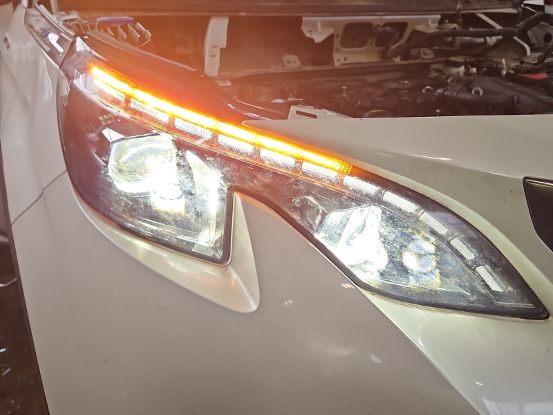 Reflektor prawy lampa przód Peugeot 3008 II EUROPA