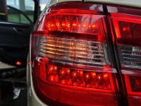Lampa tył lewa Mercedes, Z BŁOTNIKA 09-12 Uszkodzone zaczepy trzymające boczną osłonę. Brak naklejki z numerem Mercedes W212...