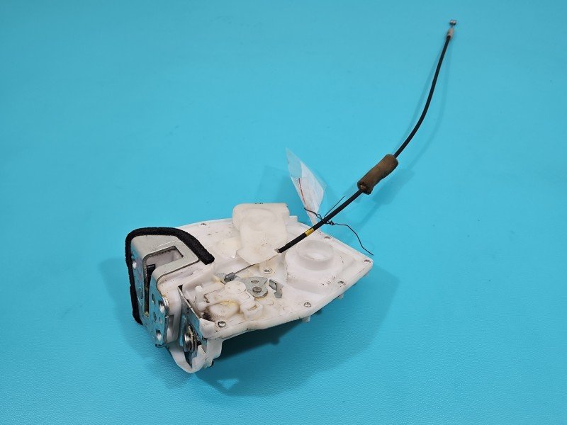 Zamek tył lewy Suzuki Swift Mk6 Suzuki, brak mocowania plastiku WERSJA BEZ CENTRALNEGO ZAMAKA