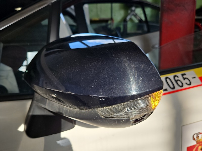 Lusterko lewe Toyota Corolla E21 19- elektryczny, Europejska, Kod lakieru: 040, El. Składane, pęknięta obudowa i uszkodzone...