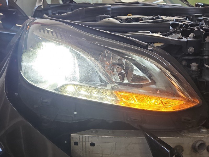 Reflektor prawy lampa przód Mercedes W212 EUROPA