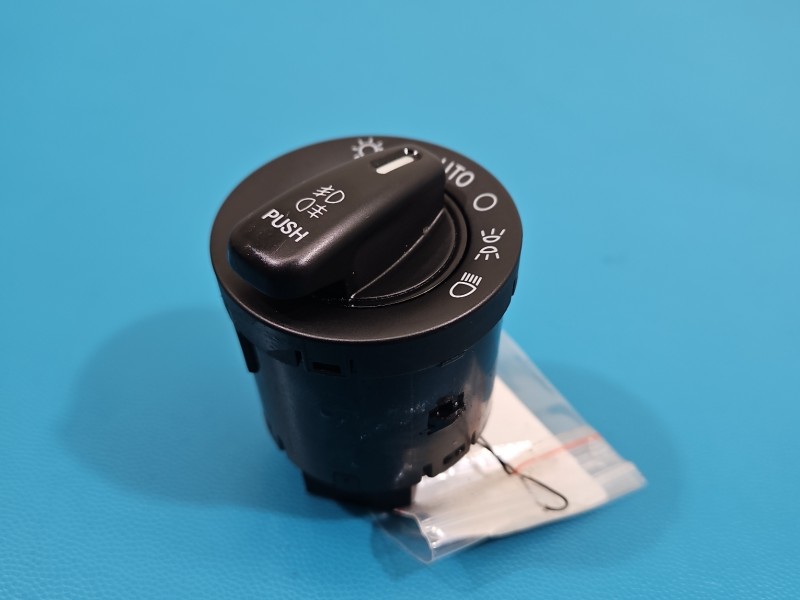 Przełącznik włącznik świateł Fiat Freemont 68041761AC