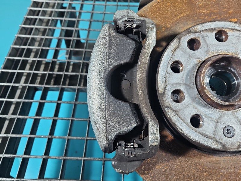 Zacisk przód lewy Skoda Octavia IV 2.0 tdi