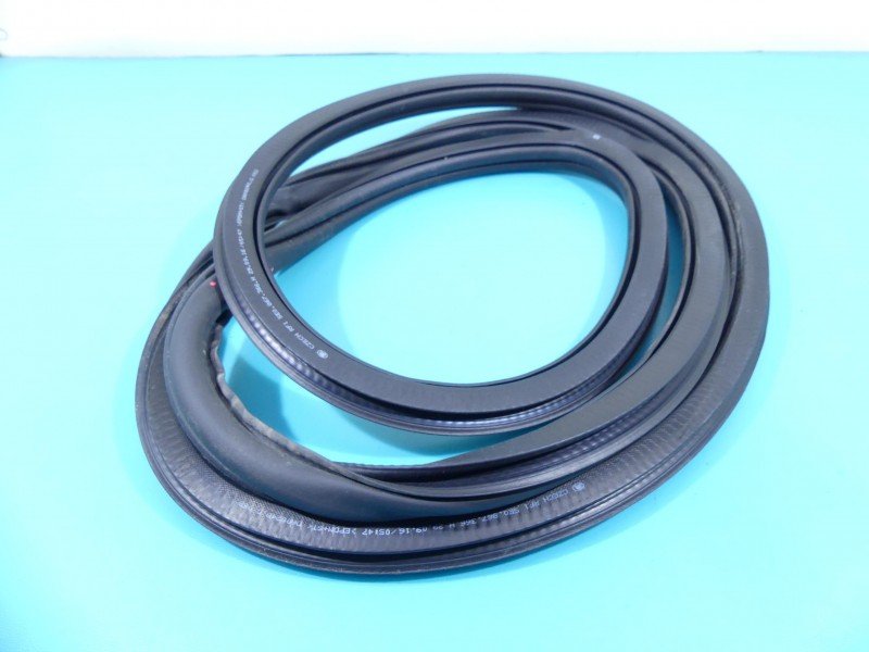 Uszczelka drzwi przód prawa Skoda Octavia III