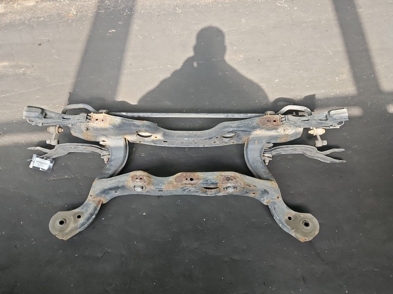 Tylna belka oś tył Infiniti Q30 1.6 T Tylna belka oś tył Infiniti Q30 1.6 T