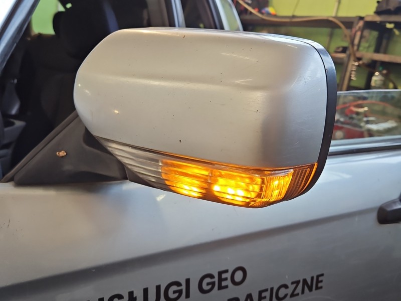 Lusterko lewe Subaru Forester II SG elektryczny, Europejska, Kod lakieru: 01G, Rysy na obudowie , brak nakrętki mocującej,...