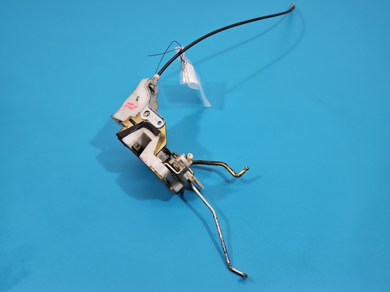 Zamek przód lewy Toyota Yaris I EUROPA TOYOTA, wersja francuska , 5 drzwi