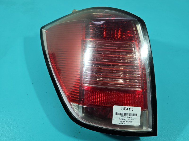 Lampa tył lewa Producent części: OPEL, mikropęknięcia Z LISTWĄ ŻARÓWKOWĄ KOMBI Opel Astra III H kombi