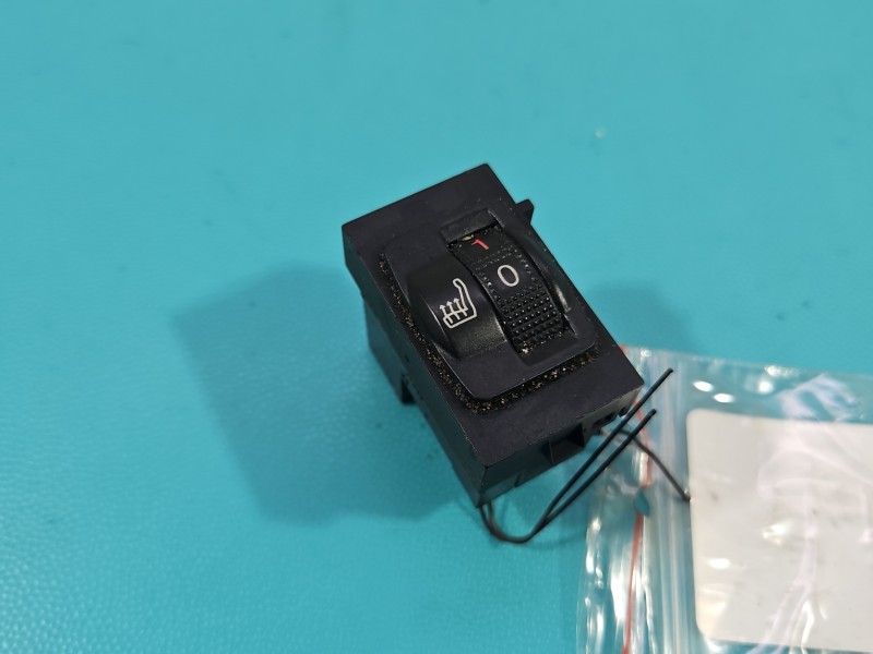 Przełącznik Peugeot, podgrzewania fotela prawego Peugeot 508 I 98019840ZD