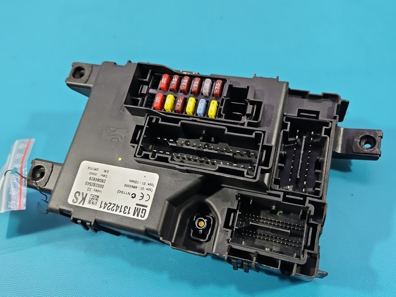 Skrzynka bezpieczników Opel Corsa D 13142241