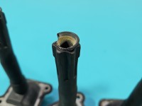 Cewka zapłonowa Audi A8 D2 058905105 4.2 V8 Producent części: Audi, Europejska, 4szt. Uszkodzona osłona gumowa na jednej cewce