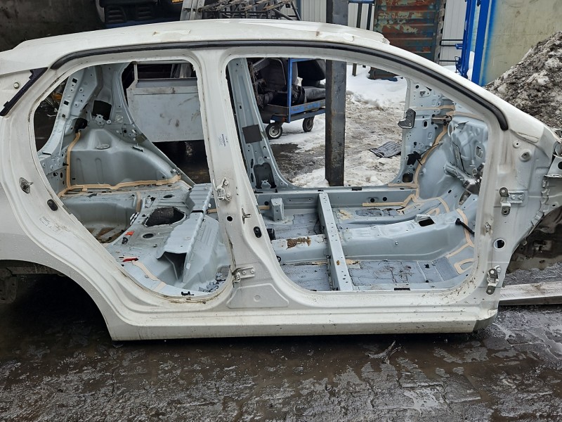 Próg prawy SŁUPEK ŚRODKOWY B Toyota Aygo II 14-22 HB 5d biały 068