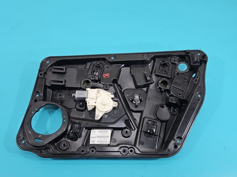 Podnośnik przód prawy Infiniti Q30 A2469065200 Podnośnik przód prawy Infiniti Q30 A2469065200
