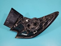 Lampa tył lewa Producent części: OPEL, 19-22 Z LISTWĄ ŻARÓWKOWĄ HATCHBACK W BŁOTNIK Opel Astra V K HB