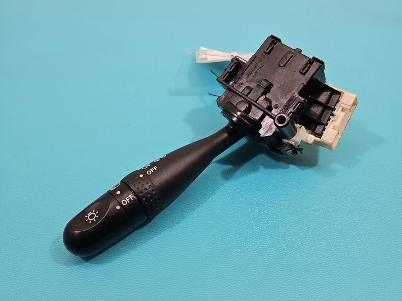 Przełącznik kierunkowskazów świateł Suzuki Swift Mk6 173744