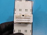 Przełącznik szyb Kia Carens III 06-13 93570-1D0003W Producent części: KIA EU