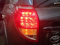 Lampa tył lewa TOYOTA, Uszkodzone jedno mocowanie. Urwane kołki Toyota Rav4 III 05- HB