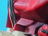 Lampa tył lewa TOYOTA, Uszkodzone jedno mocowanie. Urwane kołki Toyota Rav4 III 05- HB