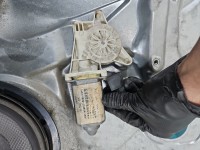 Podnośnik przód lewy Vw Passat B5 5d kombi