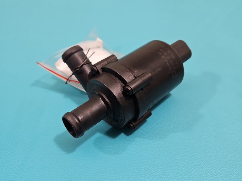 Pompka obiegu wody pompa Toyota Land Cruiser J200 07- 4.5 V8 D4D 70205403, 2522172500 Pompka obiegu wody pompa Toyota Land Cruiser J200 07- 4.5 V8 D4D 70205403, 2522172500