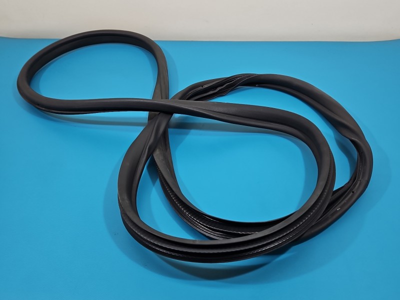 Uszczelka drzwi przód lewa Skoda Fabia III