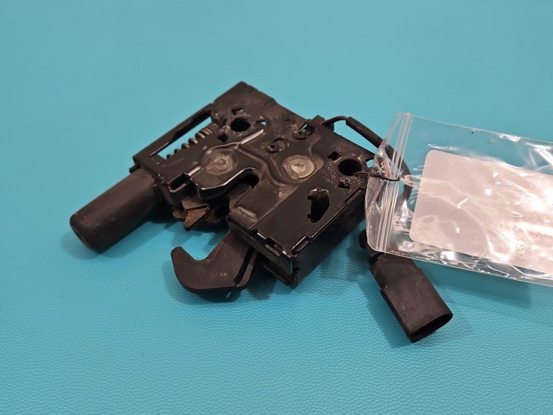 Zamek maski 2pin. Lewy 3V0823509B Skoda Superb III