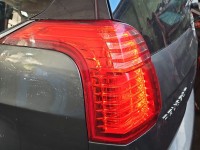 Lampa tył lewa Peugeot, Uszkodzone dwa zaczepy trzymający wkład. Peugeot 5008 HB
