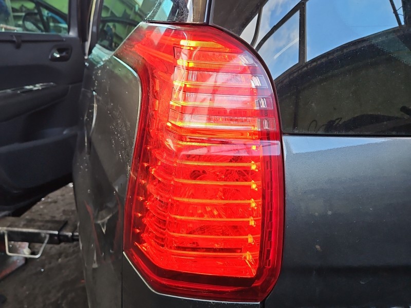 Lampa tył lewa Peugeot, Uszkodzone dwa zaczepy trzymający wkład. Peugeot 5008 HB