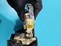 Zamek przód prawy 3C1837016A Vw Passat B6 EUROPA Uszkodzony pancerz linki 7PIN