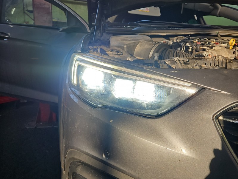 Reflektor prawy lampa przód Opel Insignia B EUROPA