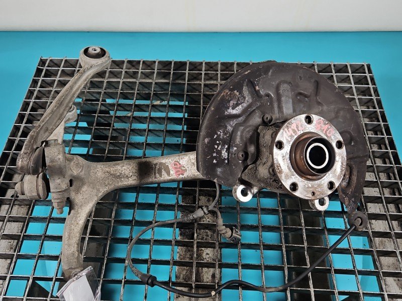 Zwrotnica prawa piasta przód 1.9 tdi Audi A4 B7 Zwrotnica prawa piasta przód 1.9 tdi Audi A4 B7