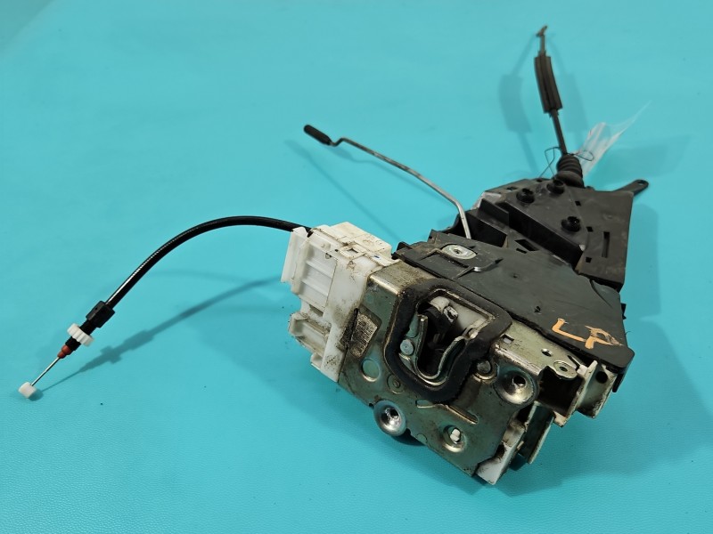 Zamek przód lewy 1697202535 Mercedes W169 EUROPA Mercedes, 4pin, uszkodzona obudowa wtyczki oraz zamka