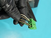 Lusterko lewe VOLVO V70 III 8pin, rysy na obudowie. Dwie rysy na szkle o długości dwóch centymetrów 472-46 europa