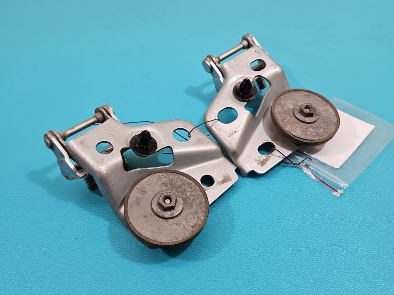 Zawias klapy tył tylnej Toyota Aygo II 14-22 Zawias klapy tył tylnej Toyota Aygo II 14-22