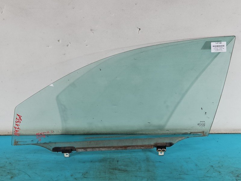 Szyba drzwi przód lewa Toyota Avensis II T25 HB