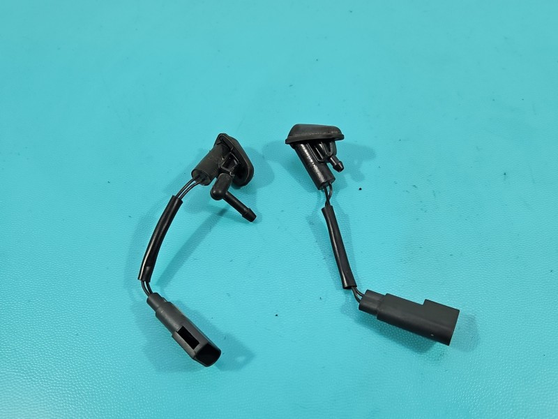 Spryskiwacz maski Ford Focus Mk3