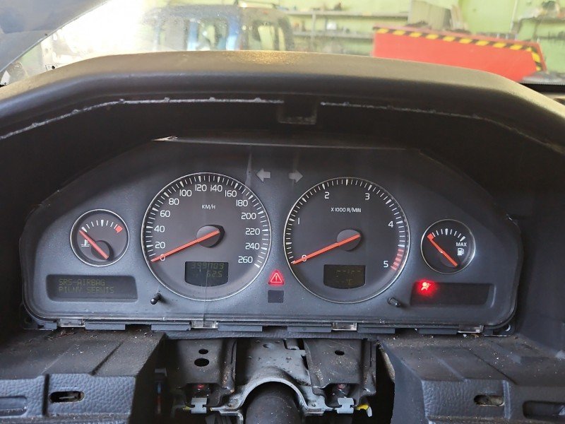 Licznik Volvo V70 II 30682277 2.4 D5 EUROPA