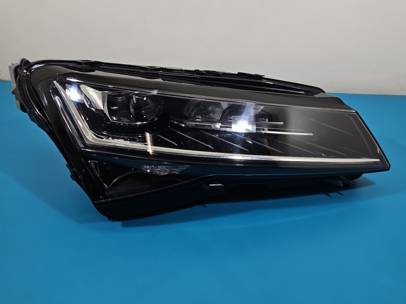 Reflektor prawy lampa przód Skoda Superb III EUROPA