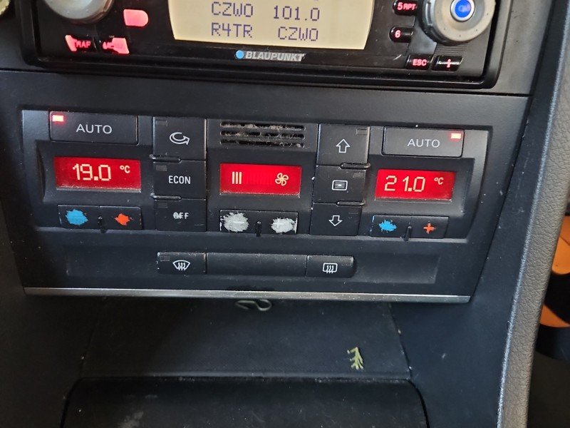 Konsola panel nawiewu Audi A4 B7 8E0820043AJ