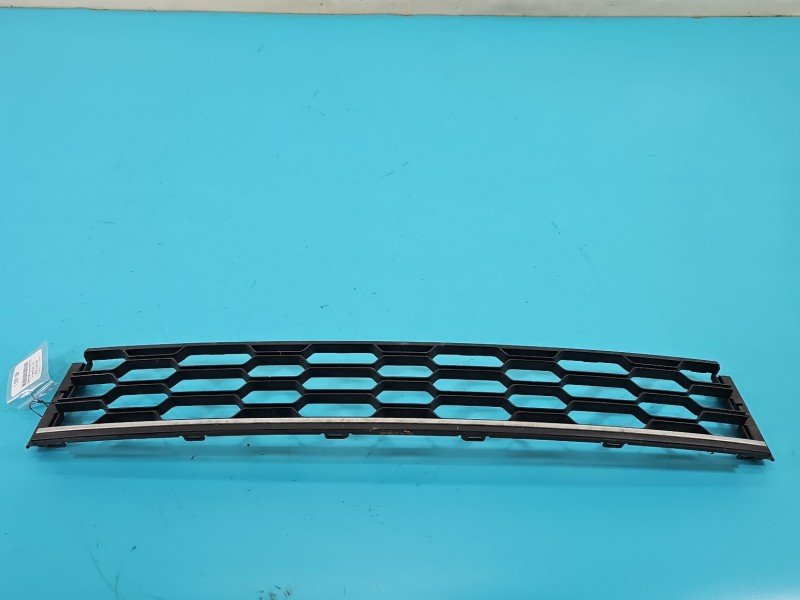 Zaślepka kratka zderzaka środkowa atrapa Vw Passat B7 3AA853677F