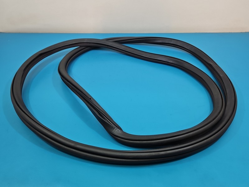 Uszczelka drzwi przód lewa Skoda Superb IV