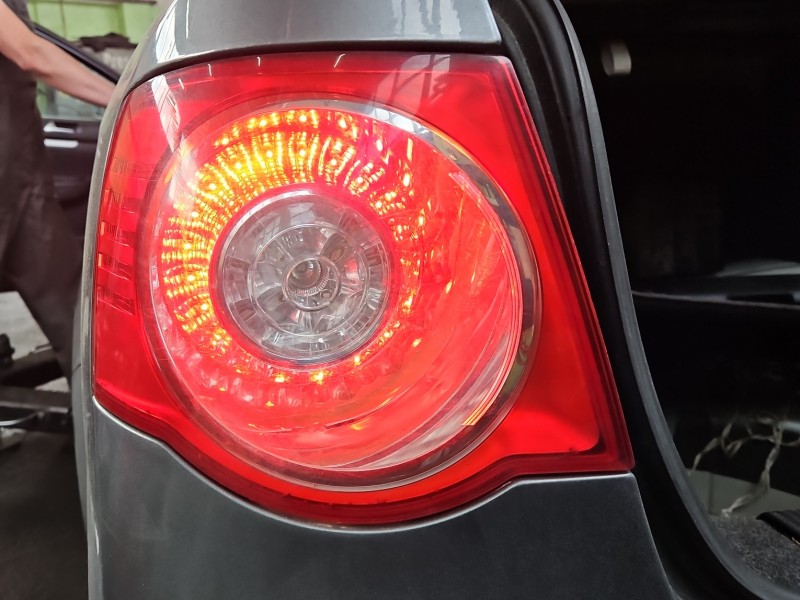 Lampa tył lewa błotnika Vw Jetta V sedan EUROPA 1K5945095G