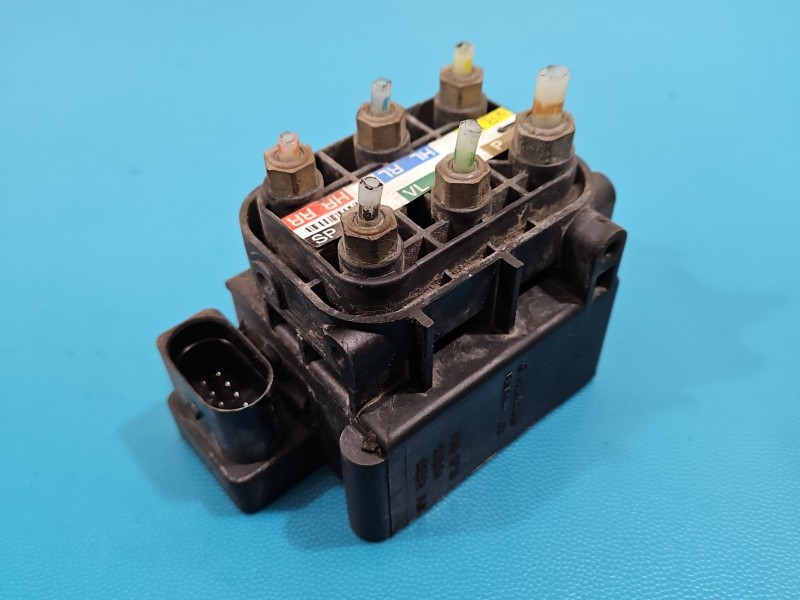 Rozdzielacz BLOK ZAWÓR ROZDZIELACZ AIRMATIC Mercedes GL II X166 4.7 V8 278928 A2123200358
