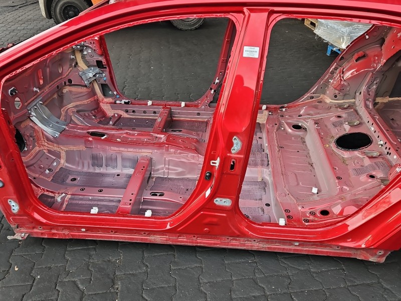 Próg lewy SŁUPEK ŚRODKOWY B Toyota Corolla E21 19- sedan 4d 3U5