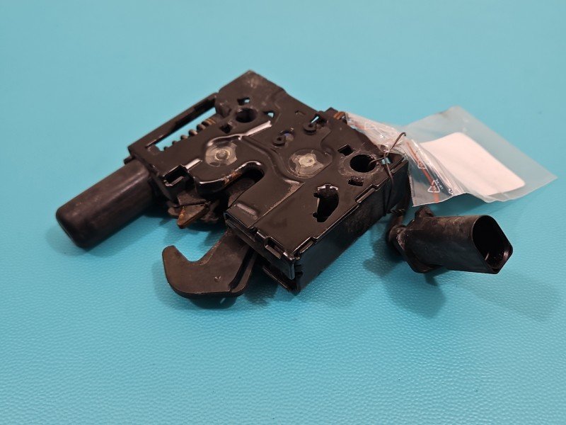 Zamek maski 2pin. Prawy 3V0823509B Skoda Superb III