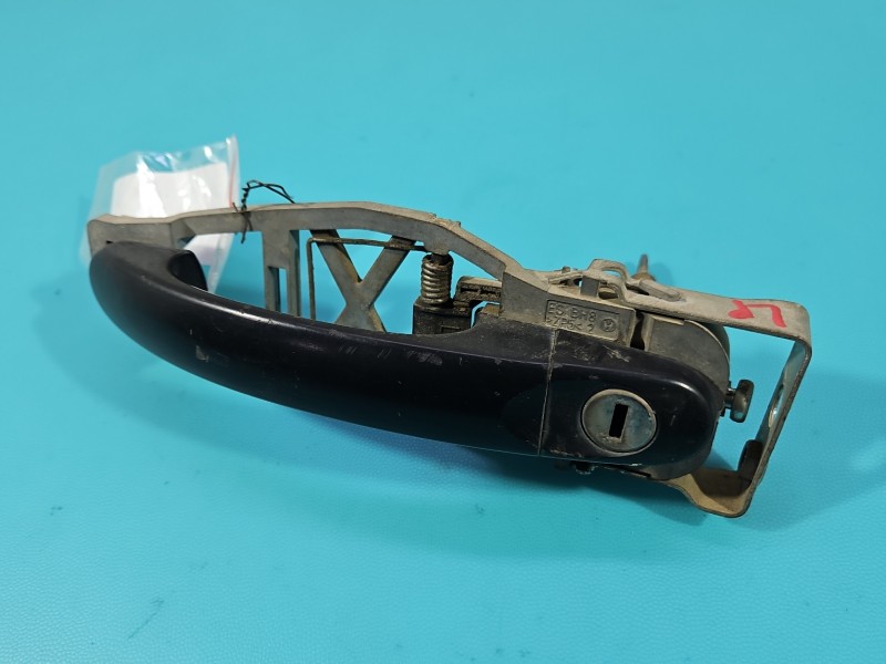 Klamka przód lewa zewnętrzna Vw Caddy III 2K 1T0839885A Brak